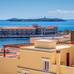 Θέα θάλασσα από τη σουίτα του ξενώνα.