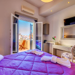 Deluxe δίκλινο δωμάτιο με επιπλωμένο μπαλκόνι.