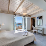 Deluxe δίκλινο δωμάτιο με μπαλκόνι και θέα θάλασσα.