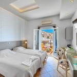 Δίκλινο δωμάτιο με μπαλκόνι πανοραμική θέα στην Ερμούπολη