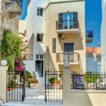 Η κεντρική είσοδος από την Ι.Κοσμα(νάξου)