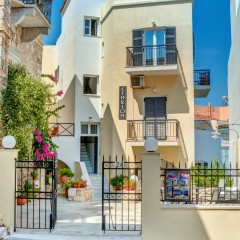 Η κεντρική είσοδος από την Ι.Κοσμα(νάξου)